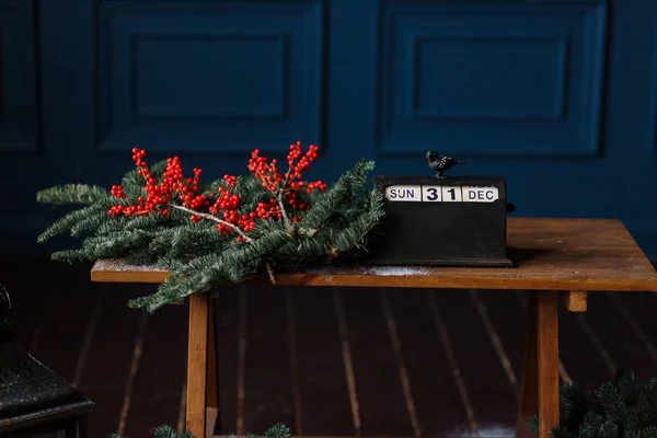 Natale concetto di natura morta, calendario retrò, rami di pino, bacche rosse. Colori morbidi e naturali, buoni per cartoline e striscioni natalizi . — Foto Stock