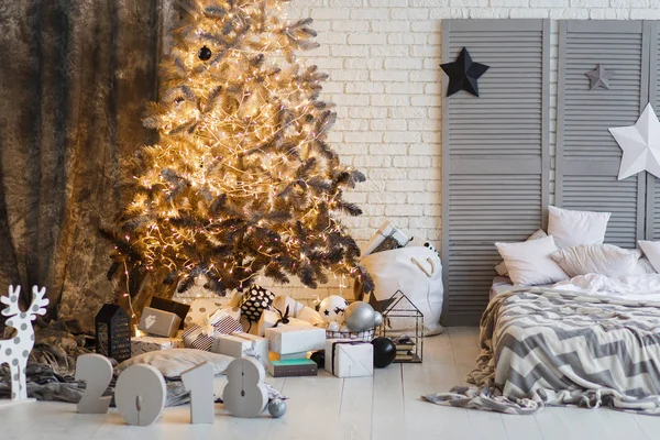Nya året inredda moderna inredning sovrum med julgran och stjärnor. Skandinavisk designrum — Stockfoto
