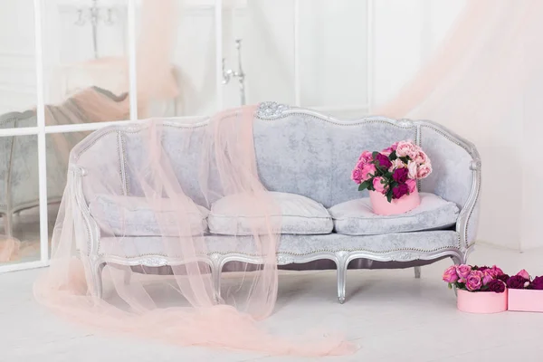Sofá de lujo en interior blanco con ramo de flores —  Fotos de Stock