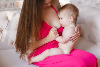 Onun bebek beslenme anne. Kucağına oturan