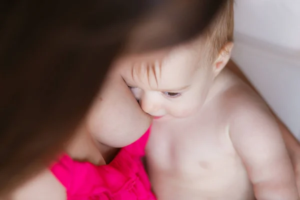 Close-up portret van zoete pasgeboren baby borstvoeding. Close-up portret focus op gezicht — Stockfoto