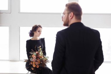 Gelin ve damat Studio. Adam kameraya geri döner. Aşık kalma birkaç