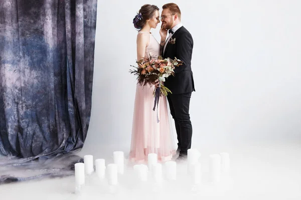 Ritratto di bella coppia di sposi con spazio copia su sfondo bianco parete in studio . — Foto Stock