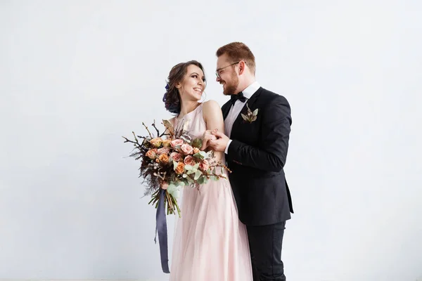 Ritratto a figura intera di sposi felici. con bouquet. isolato su sfondo bianco parete isolata — Foto Stock