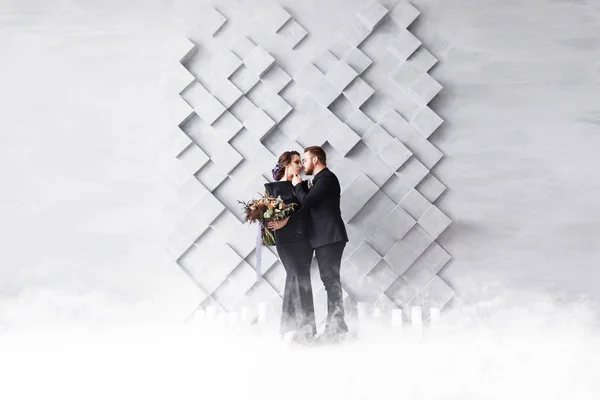 Matrimonio Coppia, Sposa e Sposo ritratto di moda, su sfondo grigio volumetrico con copyspace. Fumo di ghiaccio secco . — Foto Stock