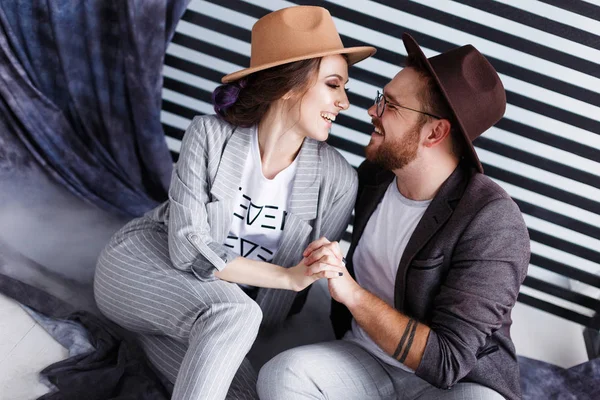 Ritratto di una bella giovane coppia felice sorridente. Moderno hipster uomo e donna in studio con copyspace — Foto Stock