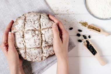 Kahverengi Ekmek Ekmeğini Tutan Taze Fırınlanmış Flatlay