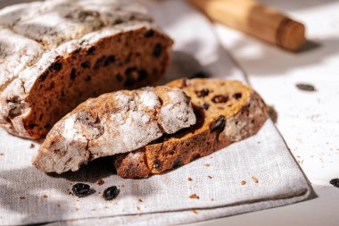 Kıtır kıtır ve kuru üzümlü ekmek dilimleri.