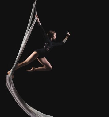 Acrobat kadın jimnastikçi elbiseli
