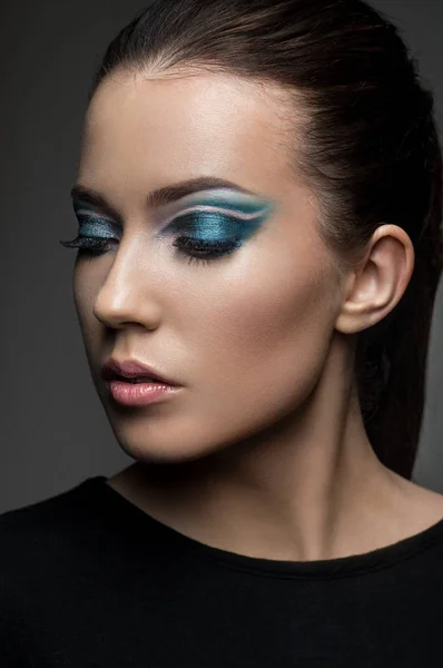 Donna con moda artistica make up — Foto Stock