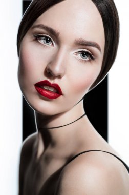 model parlak kırmızı dudaklar ile