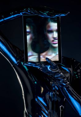 lateks kıyafetli kız 