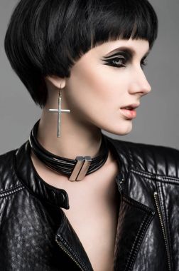 Modern saç kesimi olan kadın