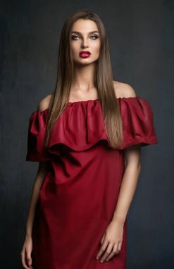 Kırmızı elbiseli genç bayan