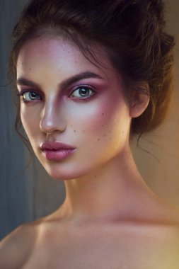 kadın moda makyaj ile