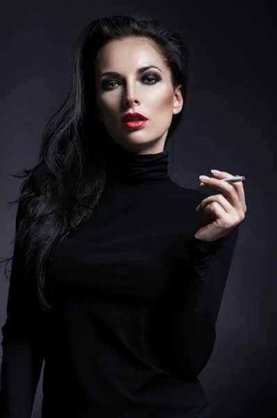 Porträtt av unga rökare flickan — Stockfoto