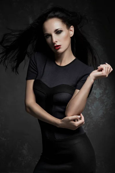 Barna nő fekete ruhában — Stock Fotó