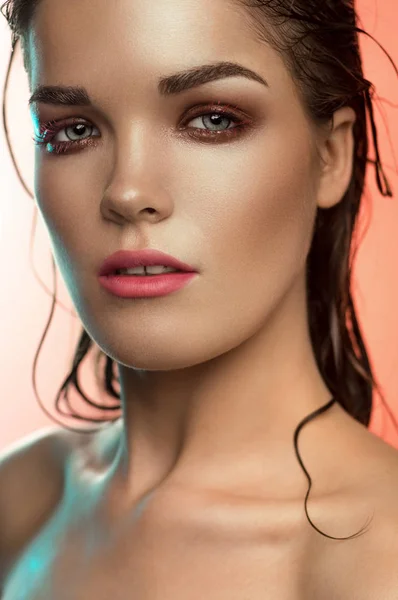 Vrouw met artistieke mode make-up — Stockfoto
