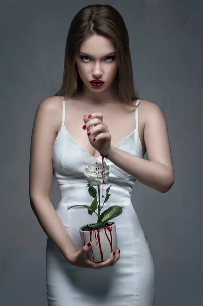 Модель, що тримає білу троянду — стокове фото