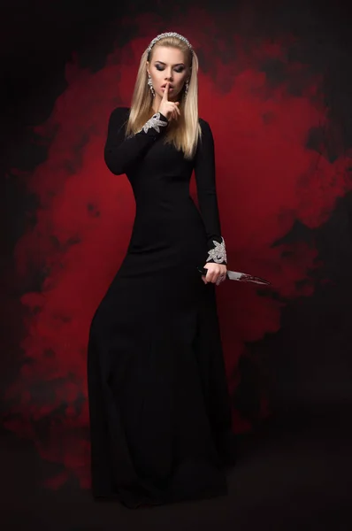 Donna in abito nero — Foto Stock