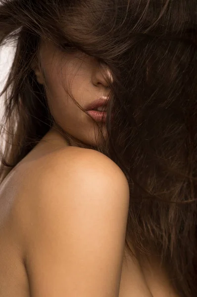 Chica bonita con el pelo largo —  Fotos de Stock