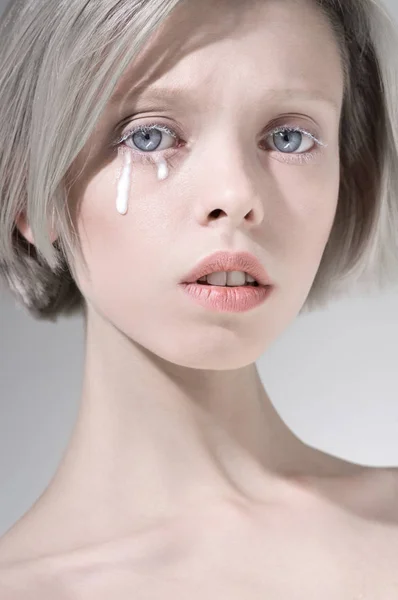 Concepto retrato de mujer extraña — Foto de Stock