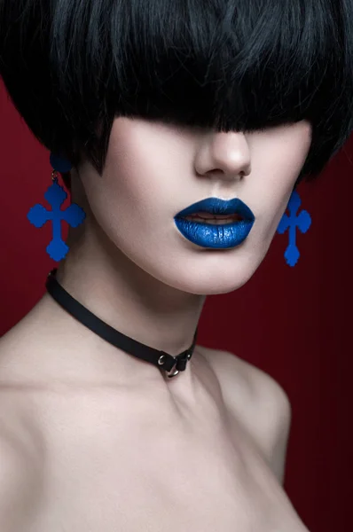 Donna con taglio di capelli moderno — Foto Stock