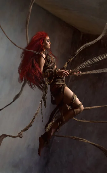 Rood harige vrouw selectiekader door touwen — Stockfoto