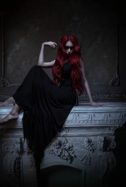 红头发的女人，穿着黑色连衣裙 — 图库照片