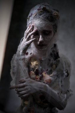 Beyaz duvak üzgün kadın