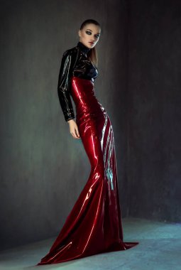 Kırmızı ve siyah lateks kadında elbise