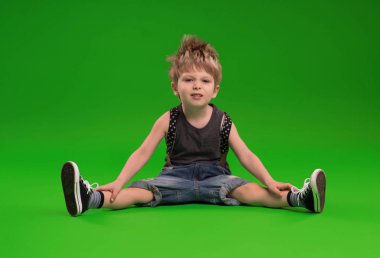 mutlu çocuk kameraya poz