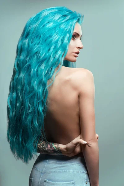 Жінка з кучерявим блакитним волоссям — стокове фото