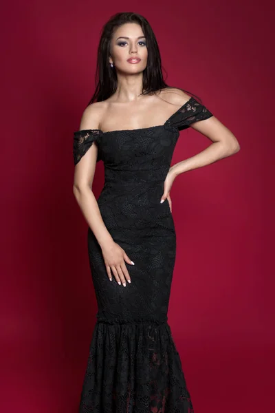 Schwarze Haare Frau im schwarzen Kleid — Stockfoto
