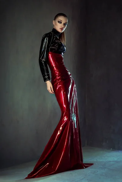 Frau in rotem und schwarzem Latexkleid — Stockfoto