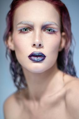 Yüzük burnuna piercing ile kadın