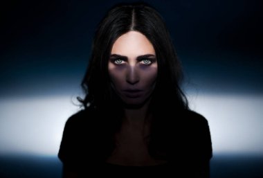 Kameraya bakarak gölgeler kadında