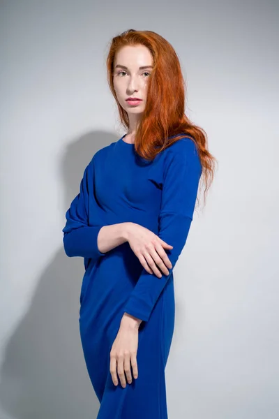 Kameraya poz mavi elbiseli kadın — Stok fotoğraf