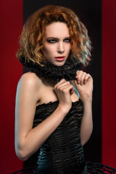 Donna in corsetto nero e fronzolo — Foto Stock