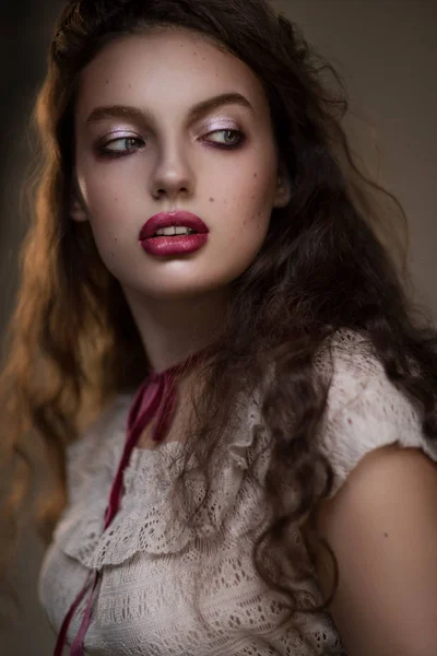 Mulher em renda branca — Fotografia de Stock