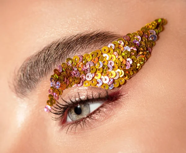 Frauengesicht mit Pailletten Make-up — Stockfoto