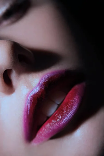 Kırmızı dudaklı kadın yüzü — Stok fotoğraf