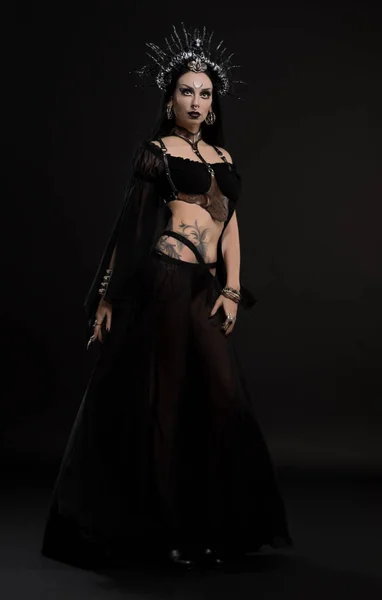 Mujer en traje gótico y cuernos corona — Foto de Stock