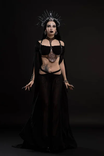 Mulher de terno gótico e chifres coroa — Fotografia de Stock
