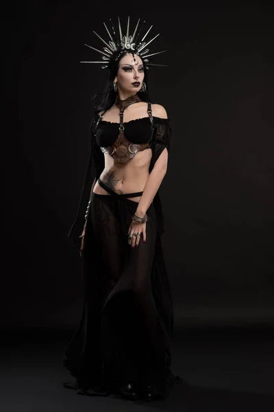 Mulher de terno gótico e chifres coroa — Fotografia de Stock