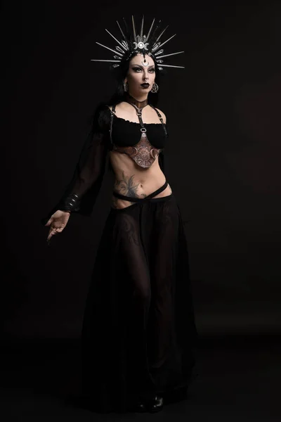 Femme en costume gothique et couronne cornes — Photo