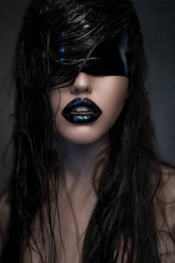 kadının gözleri lateks bandaj ile 