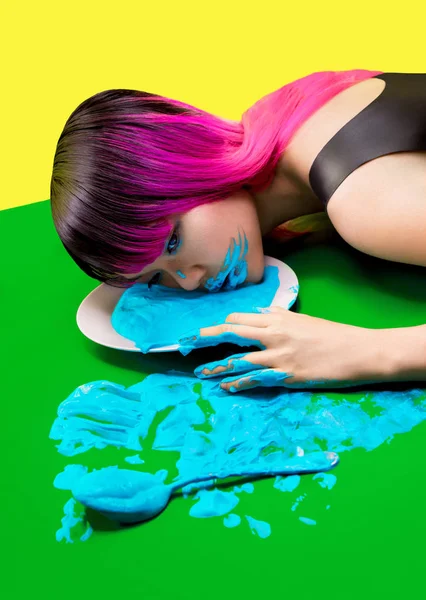 Woman laying on floor with face on plate — Stock Photo, Image