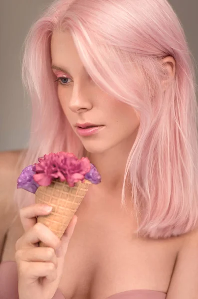 Kvinna med rosa hår och icecream blommor — Stockfoto