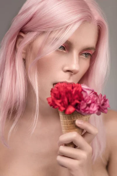 Mulher com cabelo rosa e flores de gelado — Fotografia de Stock